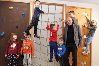 Ein "Wohlfahrtschef vom alten Schlag" - Kinder und Jugendliche brauchen mehr Geld, sagt Caritas-Geschäftsführer Andreas Rölle - im Foto mit Kindern der katholischen Kita "St. Nepomuk". 