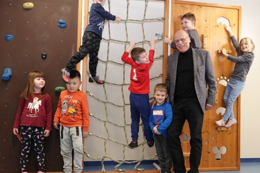 Ein "Wohlfahrtschef vom alten Schlag" - Kinder und Jugendliche brauchen mehr Geld, sagt Caritas-Geschäftsführer Andreas Rölle - im Foto mit Kindern der katholischen Kita "St. Nepomuk". 