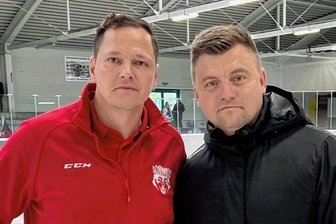 Ein Wolf zieht noch vor Weihnachten weiter - Gehen nach nur zwei gemeinsamen Monaten auf der Trainerbank wieder getrennte Wege: Wölfe-Coach Sven Schröder (l.) muss seinen Ex-Spieler und Co-Trainer Petr Kukla ziehen lassen.