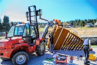 Ein XXL-Bandonion für den Dorfplatz in Carlsfeld - Viel Technik war notwendig für den Aufbau der Bandonion-Skulptur.