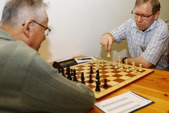 Ein Zähler gelingt - Lutz Neumann vom BSV Ehrenfriedersdorf nutzte den kleinen Vorteil, den es durch die weißen Figuren aufgrund des ersten Zuges gibt, und besiegte Rainer Gerbeth aus Reichenbach. Auch dadurch reichte es für die Bergstädter in der Landesklasse zum Unentschieden.