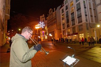Ein Zeichen der Hoffnung: Trompeter gibt Balkonkonzert - Heiko Brosig macht normalerweise auf dem Turm der Plauener Johanniskirche Musik. Am Dienstag blies er nicht aus luftiger Höhe.