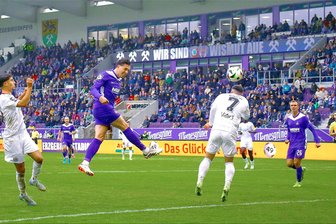 Ein zerfahrenes Spiel mit vielen strittigen Szenen: FC Erzgebirge Aue mit Unentschieden gegen Saarbrücken - Marcel Bär trifft per Kopf zum 1:0 für den FC Erzgebirge Aue.