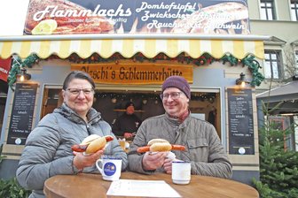 Ein Zipfel zum Anbeißen auf dem Zwickauer Weihnachtsmarkt: „Das ist mal was anderes“ - Annett (links) und Thomas Enke sind gespannt auf ihren ersten Zwickauer Domhofzipfel im Brötchen, den es auf dem Hauptmarkt zum Zwickauer Weihnachtsmarkt gibt.
