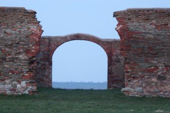 Ein Zittern über den Gräbern -  Ein Mahnmal in schweigender Landschaft: Am Kreuzstadl in Rechnitz wurden 1945 rund 200 ungarisch-jüdische Zwangsarbeiter ermordet. Obwohl die Tat in der Marktgemeinde Aufsehen erregte - die Täter kamen von einem Fest im Grafenschloss - sind seit Jahrzehnten alle Versuche misslungen, das Massengrab zu finden. Rechnitz wurde zum Symbol einer verdrängten Vergangenheit. 