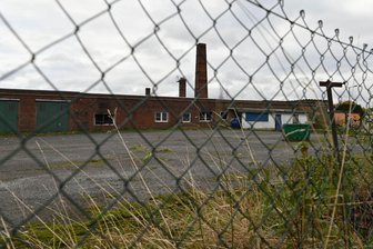 „Ein zweischneidiges Schwert“: Penig diskutiert Pläne für Supermarkt und Drogerie - Blick auf das Gelände des ehemaligen Kraftverkehrs an der Chemnitzer Straße in Penig. Auf dieser und den benachbarten Flächen könnten Supermarkt und Drogerie entstehen.