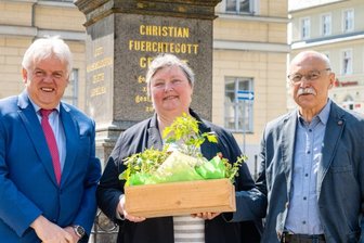 Ein zweites Leben ganz im Dienst für die Stadt Hainichen - Oberbürgermeister Dieter Greysinger (links) und der ehemalige Schulleiter Christian Blümich (rechts) gratulierten Evelyn Geisler zu 40 Berufsjahren im Dienst der Stadt Hainichen. 