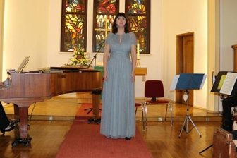 Ein Zwickauer Konzert im wahrsten Sinne des Wortes - Mezzosopranistin Manja Jlgen interpretierte gesanglich sowohl das Lied "Sieben Wochen danach" als auch den zweiten Streich von Max und Moritz.