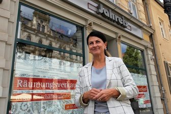 Ein Zwickauer Traditionsgeschäft schließt für immer - Sabine Jahreis schließt ihr Schuhgeschäft am Zwickauer Hauptmarkt Ende September. Bis dahin läuft ein Räumungsverkauf.
