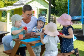Einblick in die Arbeit einer Tagesmutter in Plauen: Warum werden es immer weniger? - Tagesmutter Katrin Degenkolb (53) betreut insgesamt fünf Kinder. Eins ist im Urlaub. Hier spielen sie mit kleinen Wasserkisten in Degenkolbs Garten.