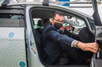 Einblick in Technik der Zukunft - Cem Özdemir war zu Gast bei IAV in Stollberg. 