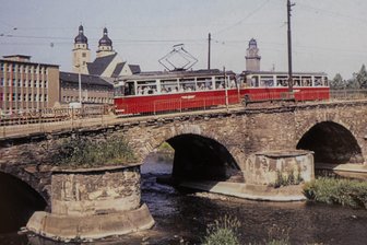 Einblicke in 130 Jahre Plauener Straßenbahngeschichte - Im Juni 1973 überquert der Triebwagen 74 mit einem Beiwagen die Wilhem-Külz-Brücke - heute Alte Elsterbrücke. Im Herbst desselben Jahres endete der Verkehr über diese Brücke infolge der Inbetriebnahme der Neuen Elsterbrücke.