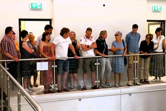 Einblicke in neues Reichenbacher Hallenbad: Die meisten Besucher sind begeistert - Großes Interesse und viele Gespräche bei der Baustellenbesichtigung.
