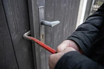 Einbrecher auf frischer Tat ertappt - Ungebetener Gast auf einem Grundstück an der Reinhardtstraße.