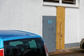 Einbrecher dringen rabiat in Gebäude ein - Die Täter brachen ein Loch in die Mauer neben der Eingangstür des Sonderpostenmarktes an der Zwickauer Straße. Noch am Montag wurde der Schaden notdürftig verschalt.