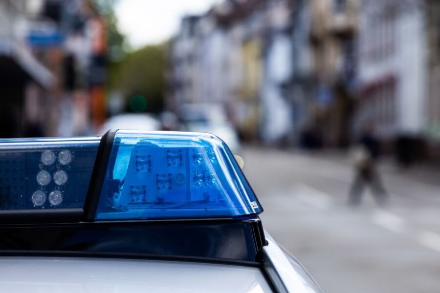 Einbrecher durch GPS-Signal überführt - Ein Einsatzfahrzeug der Polizei steht am Straßenrand.