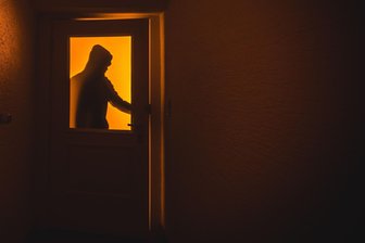 Einbrecher holen zu Weihnachten Spendengelder aus Chemnitzer Kirche - Die Täter haben in der Kirche Türen aufgebrochen.