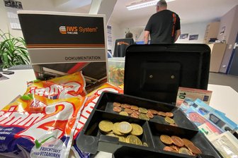 Einbrecher im Heinsdorfer Kranbau spektakulär gefasst - der Dieb, über den alles den Kopf schüttelt - Beim Kranbauer IWS in Unterheinsdorf lagert nie Bargeld - bis auf den Inhalt der Kasse für Handgeld, in der auch nie mehr als 300 Euro liegen. Der Dieb steckte die Kasse ein - und nicht nur das.
