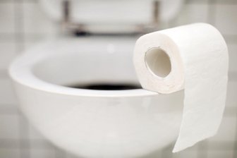 Einbrecher klauen Klopapier aus Keller - Ein während der Corona-Pandemie überall stark nachgefragtes Gut haben Diebe aus einem Keller in Reichenbach gestohlen: Klopapier.