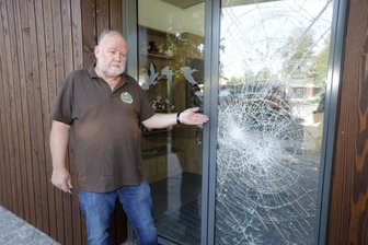 Einbrecher nehmen Spendenkasse aus Limbacher Tierpark mit - Tierparkchef Uwe Dempewolf zeigt die zerstörte Glastür am Eingang.