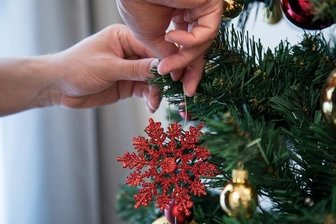 Einbrecher stehlen im Juni Weihnachtsdeko - Auf drei Kartons mit Weihnachtsdekoration (Symbolfoto) hatten es Einbrecher in Plauen abgesehen