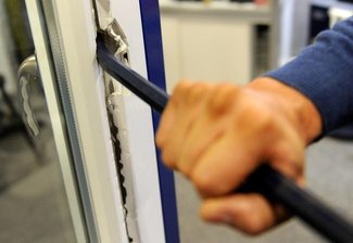 Einbrecher verletzt 25-jährigen Mitarbeiter - 