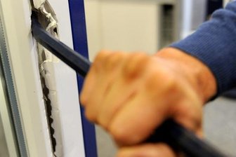 Einbrecher verletzt Anwohner -
