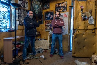 Einbruch: Band steht ohne ihre Technik da - Falko Leißner (li.) und Sebastian Gebauer von der Band Bleeding Aces im verwüsteten Proberaum in Wechselburg. Im Bild fehlen die Bandmitglieder Sandro Macher und Steve Lindner.