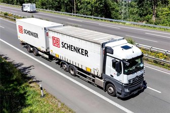 Einbruch bei DB Schenker in Chemnitz: Bandenmitglied vor Gericht - Der weltweit tätige Logistiker DB Schenker unterhält auch in Chemnitz ein Lager. In dieses wurde im vergangenen Jahr eingebrochen: Eine Bande hatte bereits Waren im Wert von 88.000 Euro zurechtgelegt, ehe sie von einem Security-Mitarbeiter gestoppt wurde.