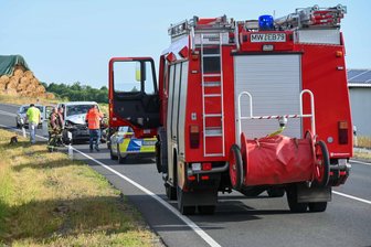 Einbruch bei der Feuerwehr in Rossau: Was wollen die Täter mit einem Gasmessgerät? - So wie hier bei einem Verkehrsunfall ist die Feuerwehr Rossau als Retter und Helfer gefragt. Nun ist sie von Einbrechern bestohlen worden.