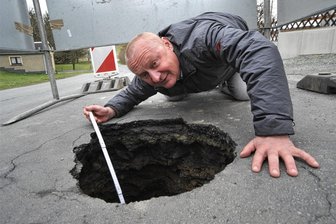 Einbruch bei Gewerbesteuern: Eichigt stürzt in Finanzloch - Loch-erfahren: Als sich die Dorfstraße 2012 zur Amtszeit von Bürgermeister Christoph Stölzel (parteilos) auftat, war es ein ehemaliges Bergwerk, das so sichtbar wurde. Dieses Jahr reißt ein rapider Rückgang bei der Gewerbesteuer ein viel größeres Loch ins Gemeindesäckel.