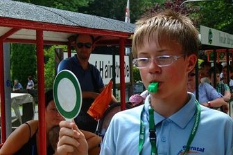 Einbruch bei Parkbahn im Syratal: Spielzeugkellen gestohlen - Parkeisenbahn-Schaffner Benjamin Stenke kann weiter die Kelle heben. Die Einbrecher haben sich in der Nacht zum Montag nur die Spielzeugkellen mit Liebesperlen geschnappt. Die richtigen Kellen gehörten zum Glück nicht zum Diebesgut.