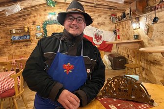 Einbruch durstiger Diebe in Plauener Marktbude: „Vielleicht müssen wir bald nachts im Verkaufsraum Wache schieben“ - Kevin Riedl hat mit seiner Alm-Hütte in diesem Jahr ein besonderes Weihnachtsmarktangebot.