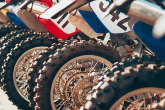 Einbruch im Erzgebirge: Geländesport-Motorräder im Wert von über 35.000 Euro gestohlen - Die Einbrecher hatten es offenbar auf Geländesport-Motorräder abgesehen.