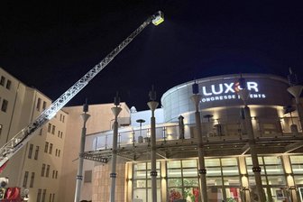 Einbruch in Chemnitzer Veranstaltungszentrum Luxor: Täter versuchten Tresor zu stehlen - Die Feuerwehr half mit einer Drehleiter bei der Tätersuche.