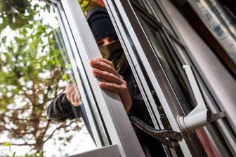 Einbruch in Gasthof im Erzgebirge: Diebe erbeuten Bargeld - Über ein Fenster verschafften sich die Täter Zugang.