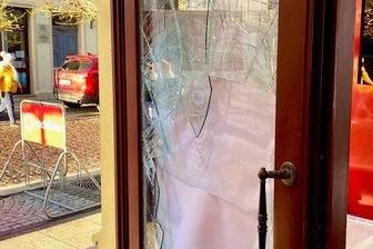 Einbruch in Geschäft in Freibergs Altstadt – Täter schleuderten Gullydeckel in Türscheibe - Ein Einbruch wurde in der Nacht zum Montag in ein Fachgeschäft in Freiberg begangen.