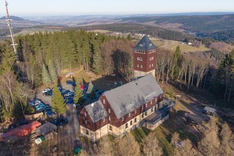 Einbruch in Hotel im Erzgebirge: Polizei fasst Tatverdächtigen - Nach dem Einbruch im Berghotel Bärenstein haben Ermittler den mutmaßlichen Dieb geschnappt.