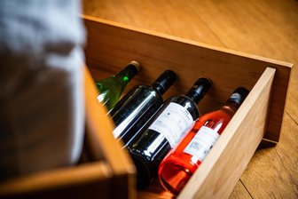 Einbruch in Hotel und Restaurant in Zwickau: Diebe scharf auf Weinflaschen und Technik - Weinflaschen haben Einbrecher in Zwickau gestohlen.
