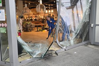 Einbruch in Juwelier am Globus-Markt in Weischlitz: Fahrzeug kracht in Fassade - In die Fassade am Globus-Markt ist erneut ein Fahrzeug gekracht.