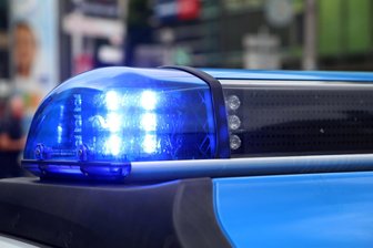 Einbruch in Lagerhalle im Erzgebirge: Täter erbeuten teure Computertechnik - Die Polizei ermittelt nach einem Einbruch in Zschopau.