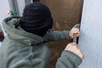 Einbruch in mehrere Garagen im Vogtland: Polizei sucht Zeugen - In fünf Garagen in Bad Elster wurde eingebrochen.