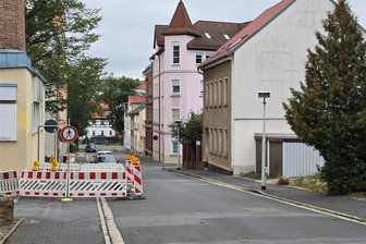Einbruch in Mehrfamilienhaus in Werdau: Ermittler suchen Mann mit drei Müllsäcken - Im Schutz der Dunkelheit haben sich Diebe an einem Haus an der Heinrich-Zille-Straße in Werdau zu schaffen gemacht.