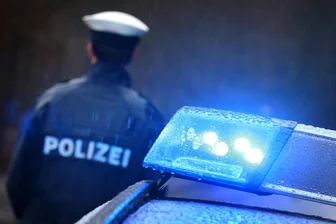 Einbruch in Oberlungwitzer Spielothek: Ein Tatverdächtiger gestellt, ein zweiter flüchtig - Die Polizei konnte einen Mann in Nähe des Tatorts stellen.