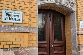 Einbruch in Pfarramt auf dem Sonnenberg: Polizei schnappt Täter - Im Pfarramt St. Markus an der Pestalozzistraße haben zwei Männer die Räume durchsucht.