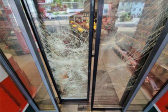 Einbruch in Tankstelle in Chemnitz: Verdächtiger gestellt - Gegen 4 Uhr morgens verschaffte sich der Einbrecher Zugang zur Tankstelle an der Clausstraße.