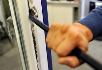 Einbruch in Wohnhaus - zwei Pkw gestohlen - 