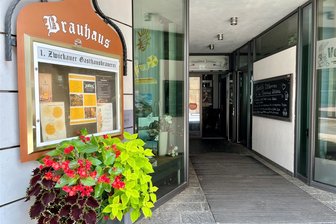 Einbruch in Zwickauer Gaststätte: Brauhaus-Inhaber sieht im Gespräch mit Polizei Täter flüchten - Der Eingang zum Brauhaus von der Peter-Breuer-Straße aus.