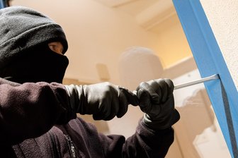 Einbruch in Zwönitz-Brünlos: Täter durchsuchen Firmengebäude - Durch ein Fenster haben sich die Täter Zutritt verschafft (Symbolfoto).