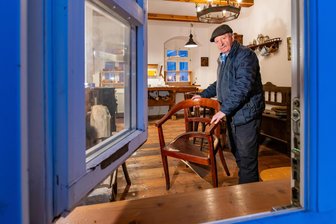 Einbruch ins Schnitzerheim Marienberg: Sind es Serientäter? - Wolfgang Blasius im Schnitzerheim. Die Diebe zerstörten beim Einbruch auch einen Stuhl.